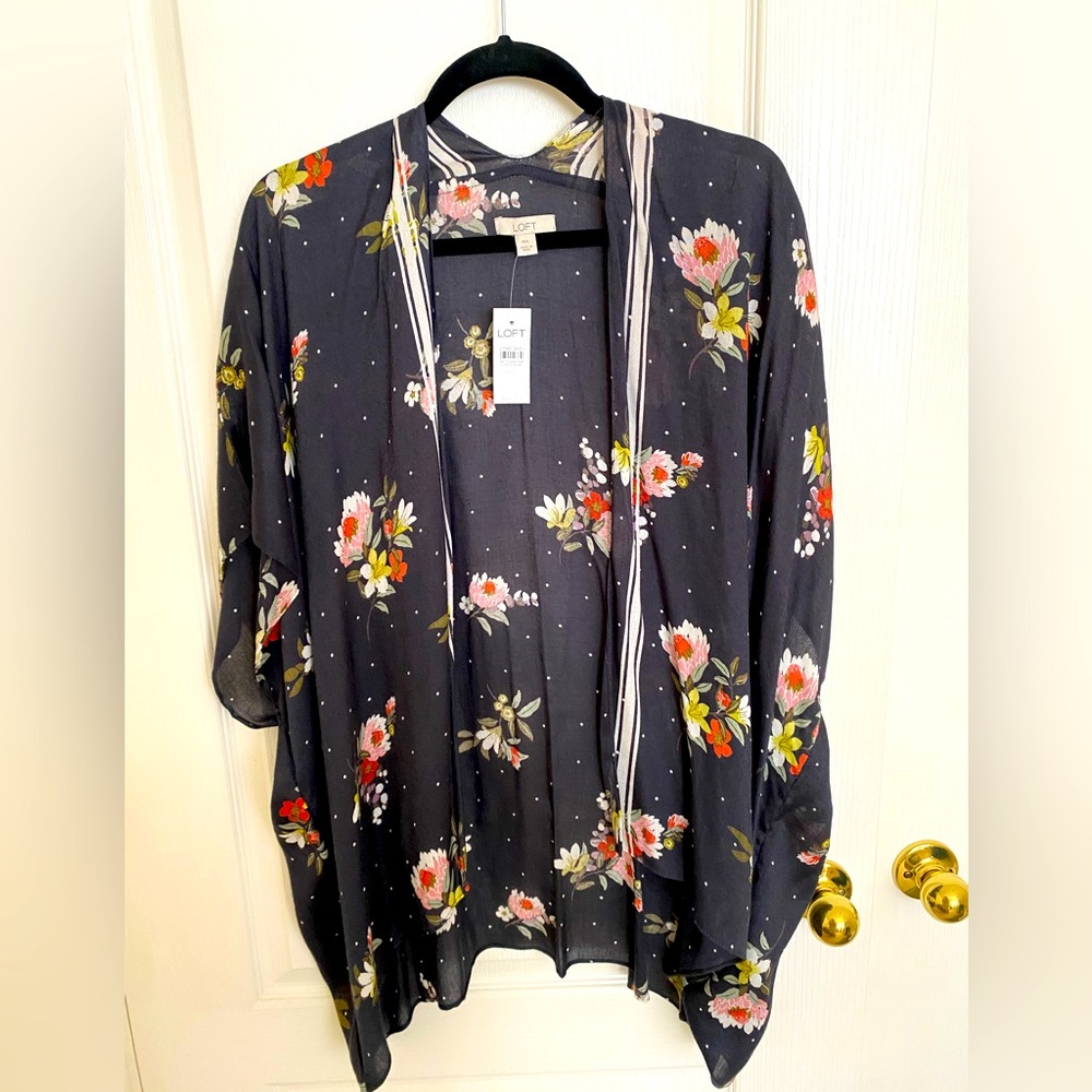 NWT kimono from the Loft, Size M/L, beautiful flower print on gray material.